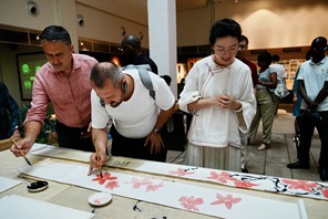 Vincitori dei Silk Road Global News Awards partecipano alle attività culturali a Guangzhou