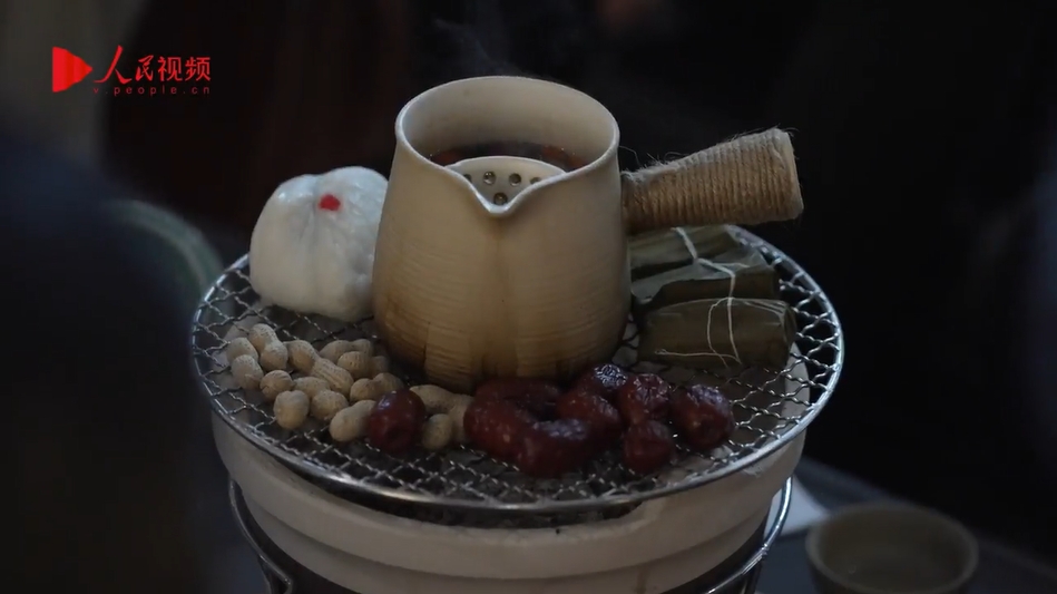 Giornalisti eurasiatici provano la "cottura del tè attorno al fornello" nel Guizhou