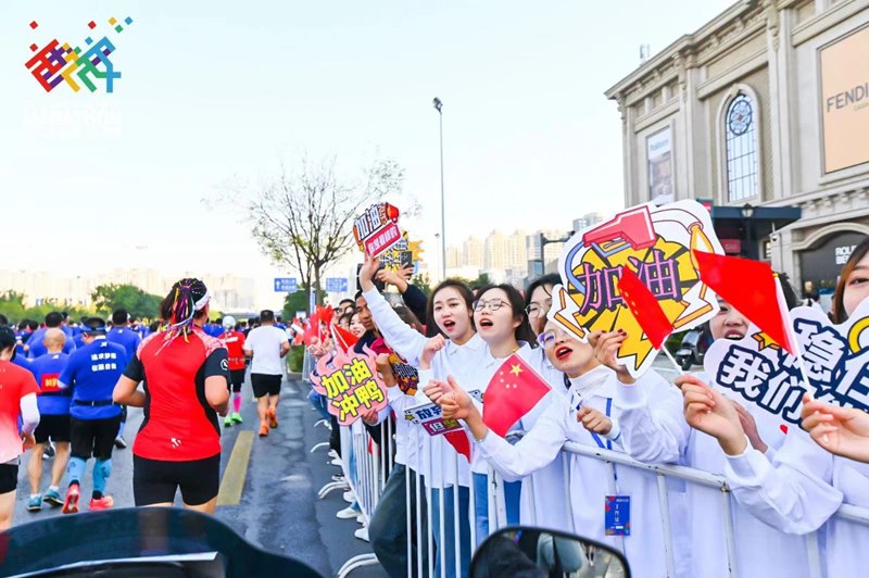 La Maratona di Xi'an: 3500 corridori riuniti nella città antica