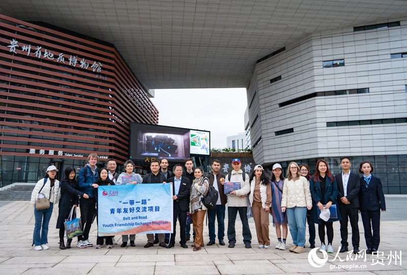 Giornalisti da Paesi eurasiatici viaggiano attraverso il tempo e lo spazio nel Museo Geologico del Guizhou