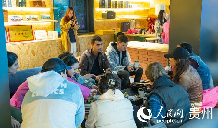  I giornalisti apprendono del progetto Qiyuge. (Yang Qian/Quotidiano del Popolo Online)