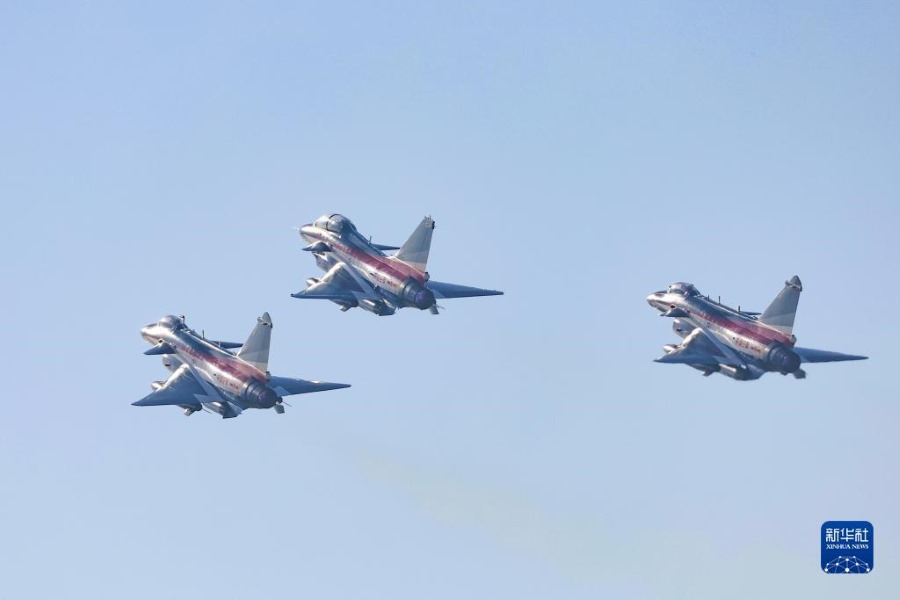 Squadra acrobatica Primo Agosto dell'Esercito Popolare di Liberazione cinese partita per la 18ª edizione della Dubai Airshow