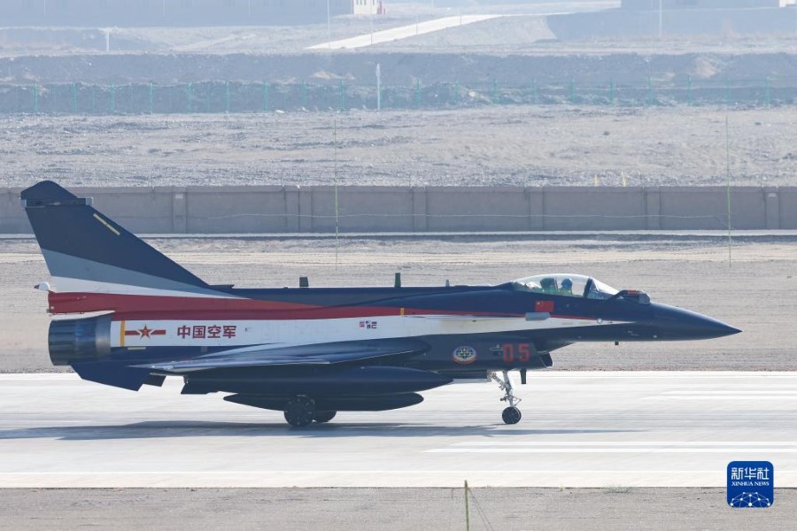 Squadra acrobatica Primo Agosto dell'Esercito Popolare di Liberazione cinese partita per la 18ª edizione della Dubai Airshow