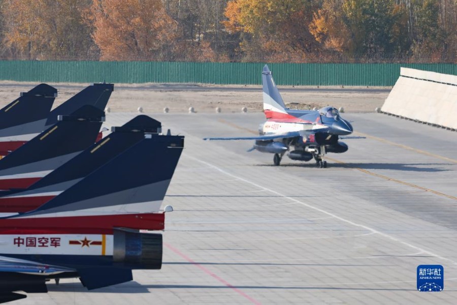Squadra acrobatica Primo Agosto dell'Esercito Popolare di Liberazione cinese partita per la 18ª edizione della Dubai Airshow