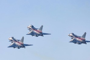 Squadra acrobatica Primo Agosto dell'Esercito Popolare di Liberazione cinese partita per la 18ª edizione della Dubai Airshow