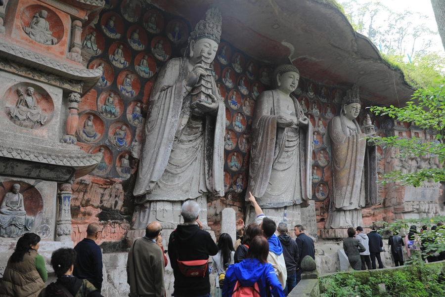 Turisti visitano le incisioni rupestri di Dazu, a Chongqing. (8 novembre 2023 – Quotidiano del Popolo Online/Huang Shu)