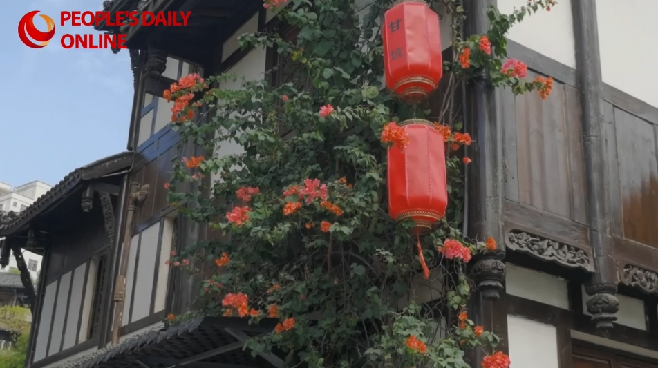 A caccia di fiori nell'antico borgo di Gankeng