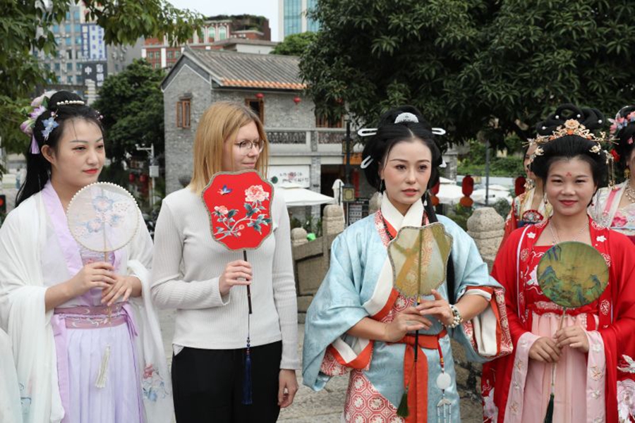 Reporter cinesi e stranieri visitano l'antica fiera Qingping di Shenzhen