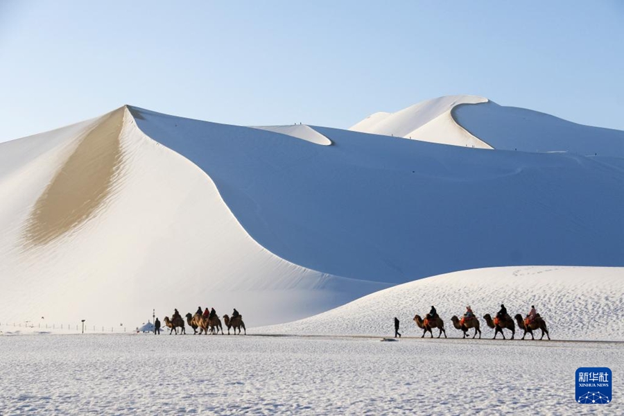 Dunhuang, paesaggio pittoresco del deserto dopo la neve