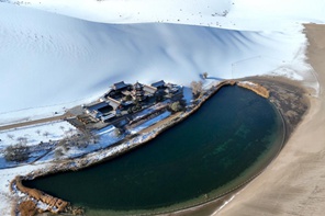 Dunhuang, paesaggio pittoresco del deserto dopo la neve