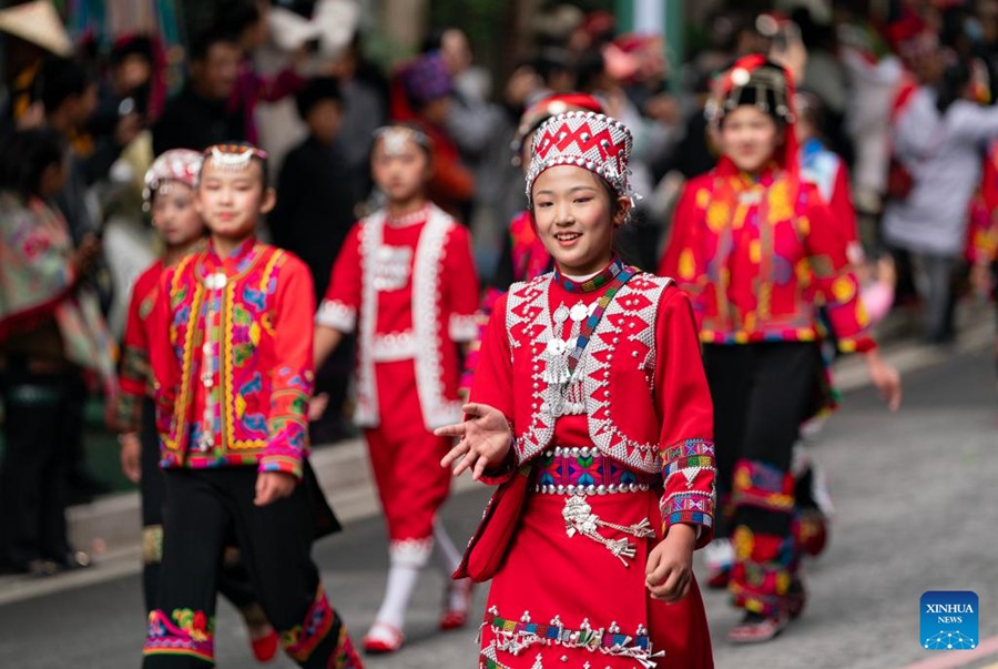 Yunnan, banchetto lungo la strada in occasione di un festival di turismo culturale