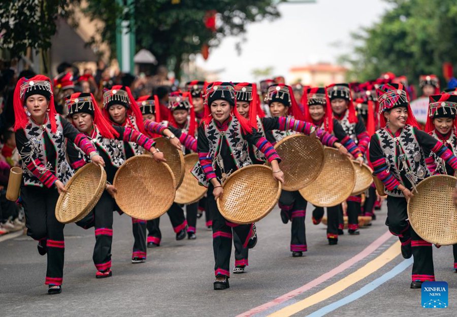 Yunnan, banchetto lungo la strada in occasione di un festival di turismo culturale