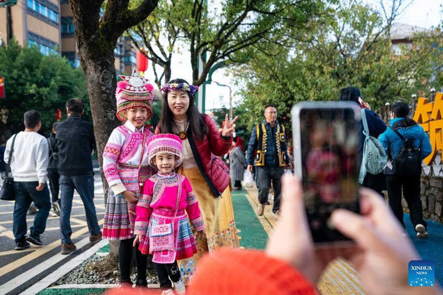 Yunnan, banchetto lungo la strada in occasione di un festival di turismo culturale