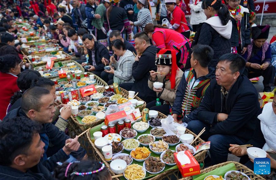 Yunnan, banchetto lungo la strada in occasione di un festival di turismo culturale