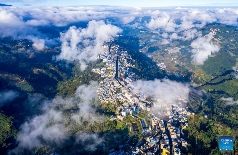 Yunnan, banchetto lungo la strada in occasione di un festival di turismo culturale