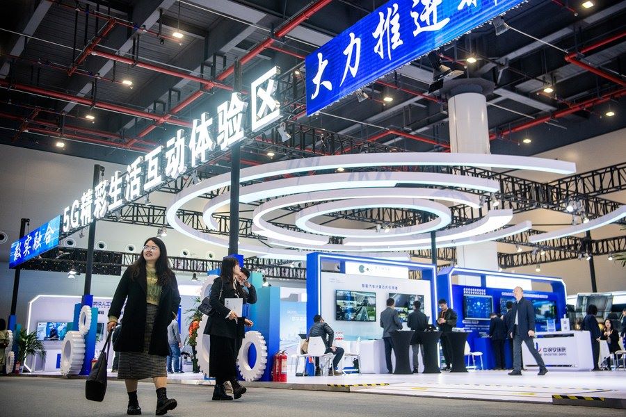Le persone visitano una mostra sulle realizzazioni innovative duranta la Conferenza sul 5G+ Internet Industriale 2023 della Cina. (20 novembre 2023 - Xinhua/Wu Zhizun)