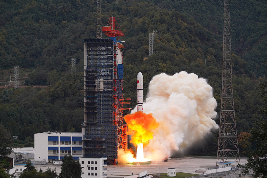 La Cina lancia un satellite per esperimenti tecnologici