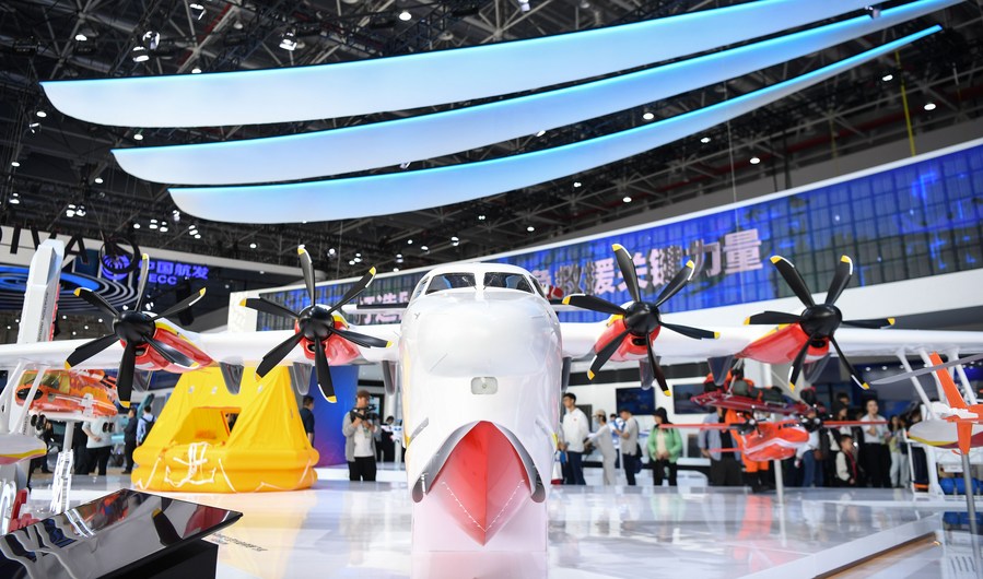 Un modello di aereo esposto allo stand della Aviation Industry Corporation of China durante la mostra Areo Asia 2023 a Zhuhai, nella provincia meridionale cinese del Guangdong. (23 novembre 2023-Xinhua/Deng Hua)