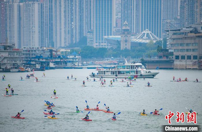 Chongqing: gara invernale di attraversamento del fiume Yangtze attira migliaia di partecipanti