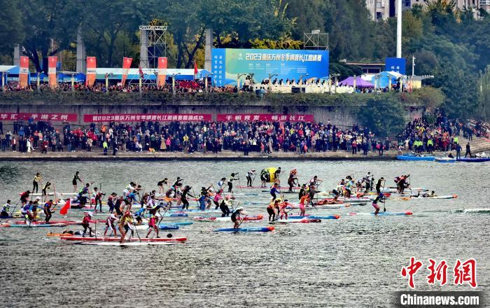 Chongqing: gara invernale di attraversamento del fiume Yangtze attira migliaia di partecipanti