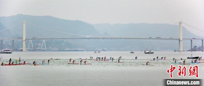 Chongqing: gara invernale di attraversamento del fiume Yangtze attira migliaia di partecipanti