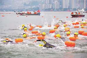 Chongqing: gara invernale di attraversamento del fiume Yangtze attira migliaia di partecipanti