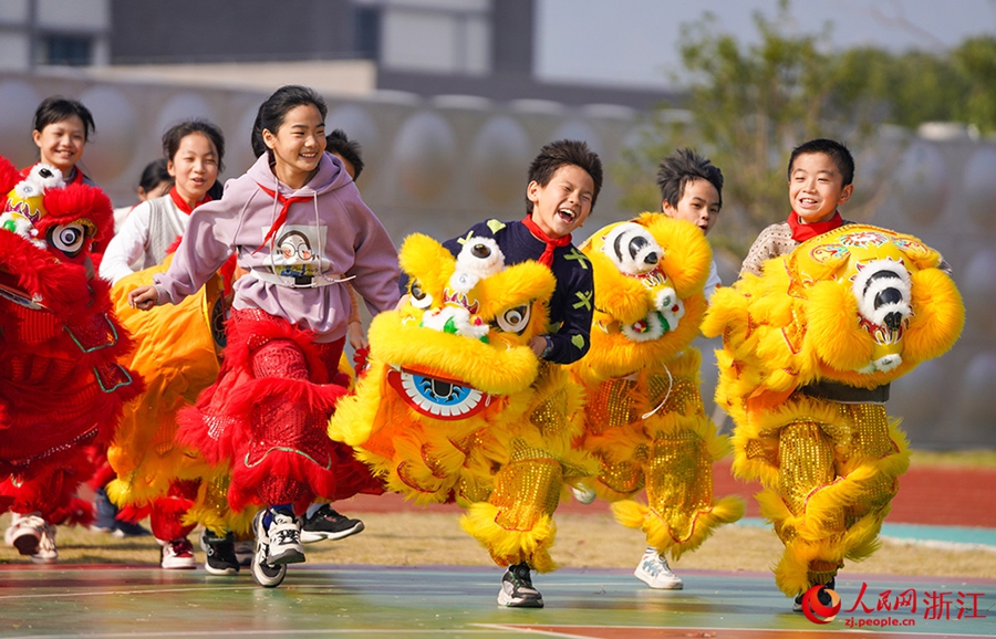 Ninghai, Zhejiang: la danza del leone entra a scuola