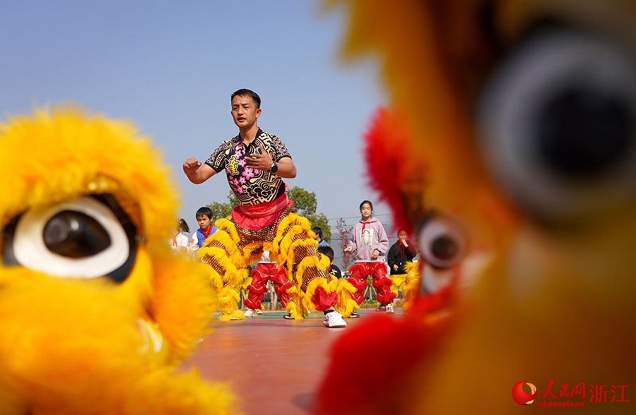 Ninghai, Zhejiang: la danza del leone entra a scuola