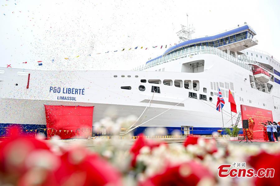 La "P&O Liberté" attracca nel porto di Nansha a Guangzhou, nella provincia del Guangdong, nel sud della Cina. (29 novembre 2023 - China News Service/Chen Jimin)