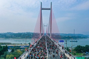 Luzhou, Sichuan: aperto al traffico il ponte sul fiume Yangtze di Naxi, migliaia di persone sul ponte per festeggiare