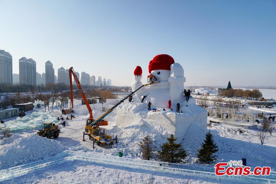 Gigante pupazzo di neve in costruzione nel nord-est della Cina