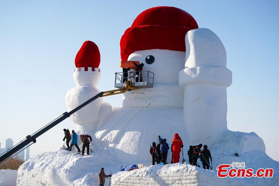 Gigante pupazzo di neve in costruzione nel nord-est della Cina