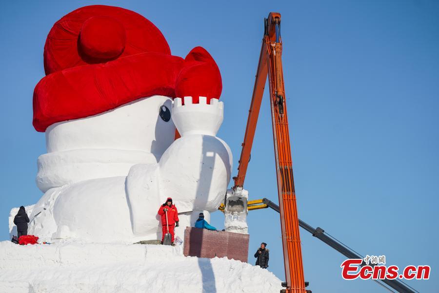 Gigante pupazzo di neve in costruzione nel nord-est della Cina