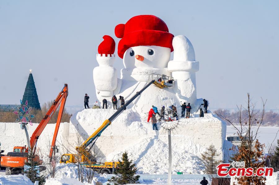 Gigante pupazzo di neve in costruzione nel nord-est della Cina