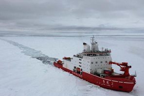 La nave rompighiaccio Xuelong 2 naviga tra le banchise di ghiaccio