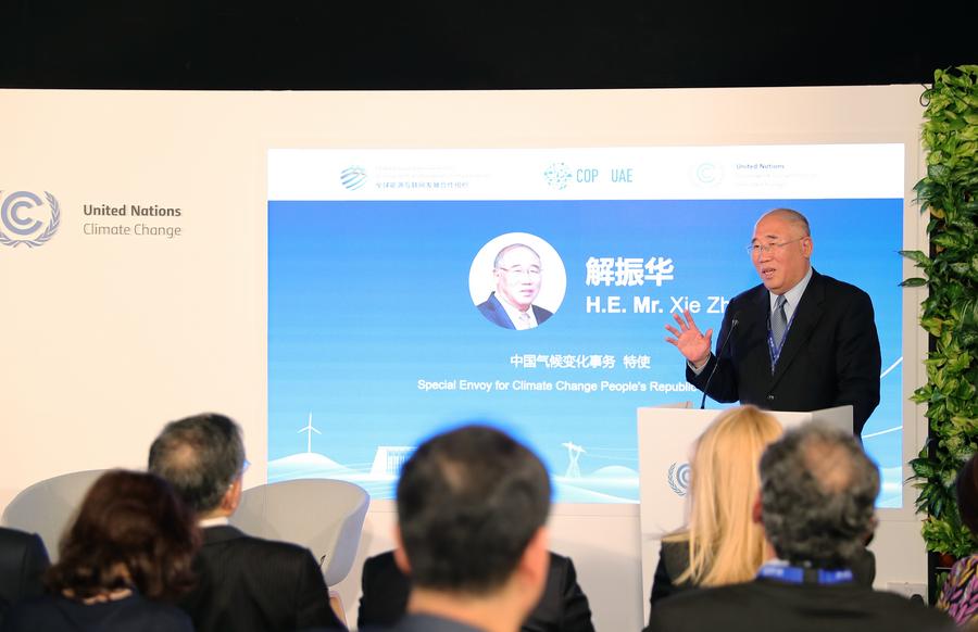 L'inviato speciale cinese per il cambiamento climatico Xie Zhenhua interviene a un incontro a tema energetico a Dubai, negli Emirati Arabi Uniti. (5 dicembre 2023 - Xinhua/Wang Dongzhen)