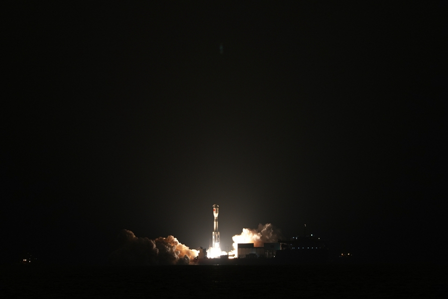 Il centro di lancio satellitare di Taiyuan lancia un razzo vettore Smart Dragon 3 dalle acque al largo della costa di Yangjiang, nella provincia del Guangdong. (6 dicembre 2023 – Xinhua)