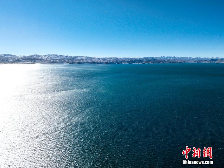 Paesaggio invernale del lago Donggi Cona nel Qinghai: metà acqua e metà ghiaccio