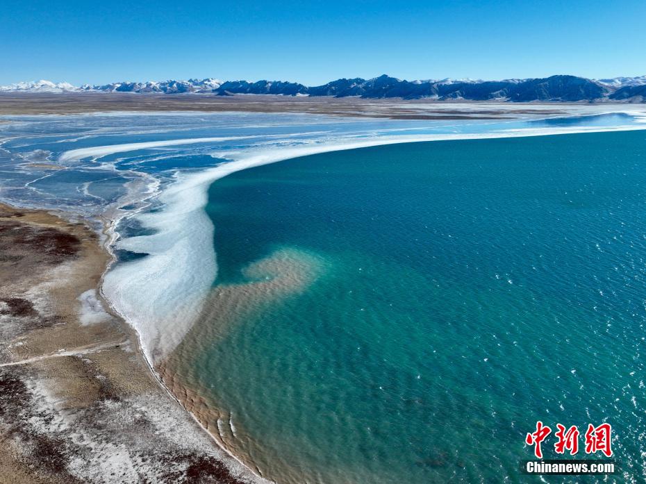 Paesaggio invernale del lago Donggi Cona nel Qinghai: metà acqua e metà ghiaccio