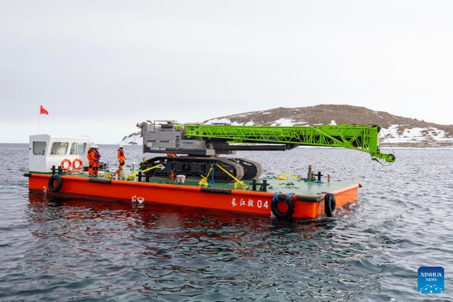 I membri della 40esima spedizione antartica della Cina si preparano a scaricare un macchinario vicino alle aree costiere del Mare di Ross. (7 dicembre 2023 - Xinhua/Zhou Yuan)