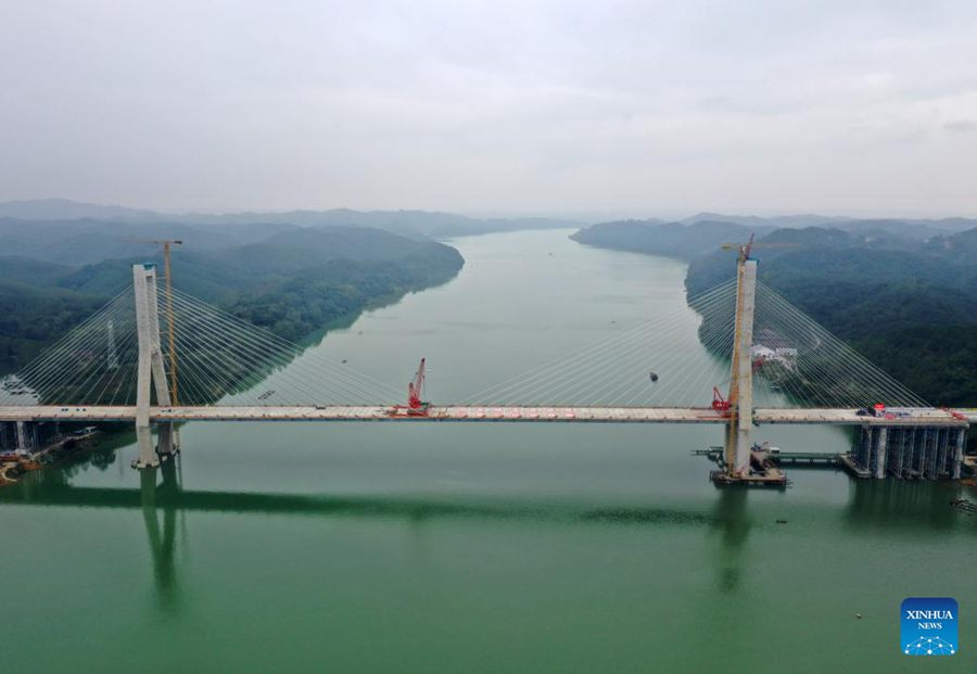 Cantiere del grande ponte Xijin Yujiang sull'autostrada Shanglin-Hengzhou