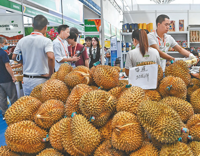 Commercianti vietnamiti vendono durian presso l'area espositiva delle materie prime della 20a edizione dell'Expo Cina-ASEAN. (Xinhua/Zhang Ailin)