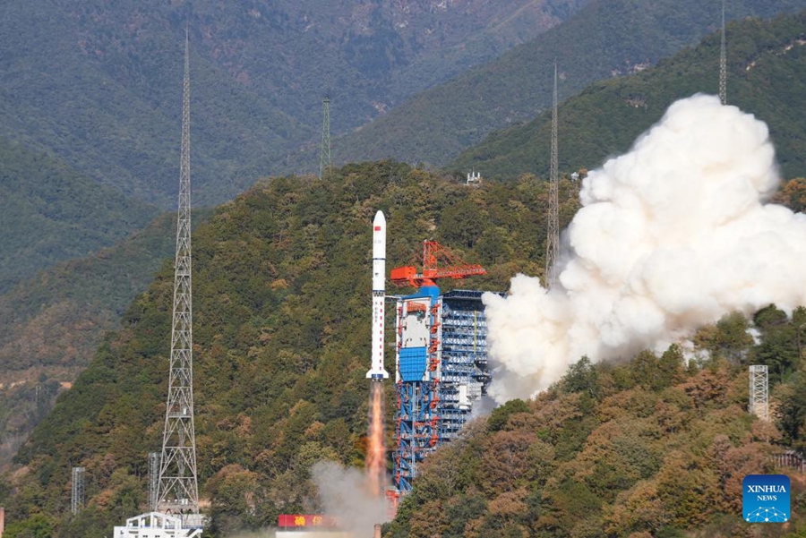 Un razzo vettore Long March-2D trasportante il satellite Yaogan-39 decolla dal centro di lancio satellitare di Xichang, nella provincia del Sichuan, sud-ovest della Cina. (10 dicembre 2023 - Xu Lihao/Xinhua)