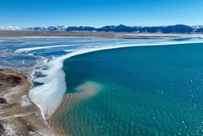 Paesaggio invernale del lago Donggi Cona nel Qinghai: metà acqua e metà ghiaccio