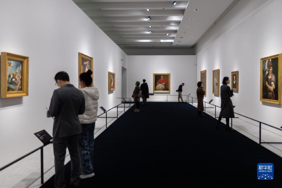 Visitatori della mostra  "Caravaggio. Wonders of the Italian Baroque" al Museum of Art Pudong di Shanghai. (11 dicembre 2023-Xinhua/Wang Xiang)