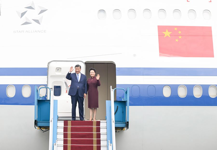 Xi Jinping arriva ad Hanoi per la sua visita di Stato nella Repubblica Socialista del Vietnam