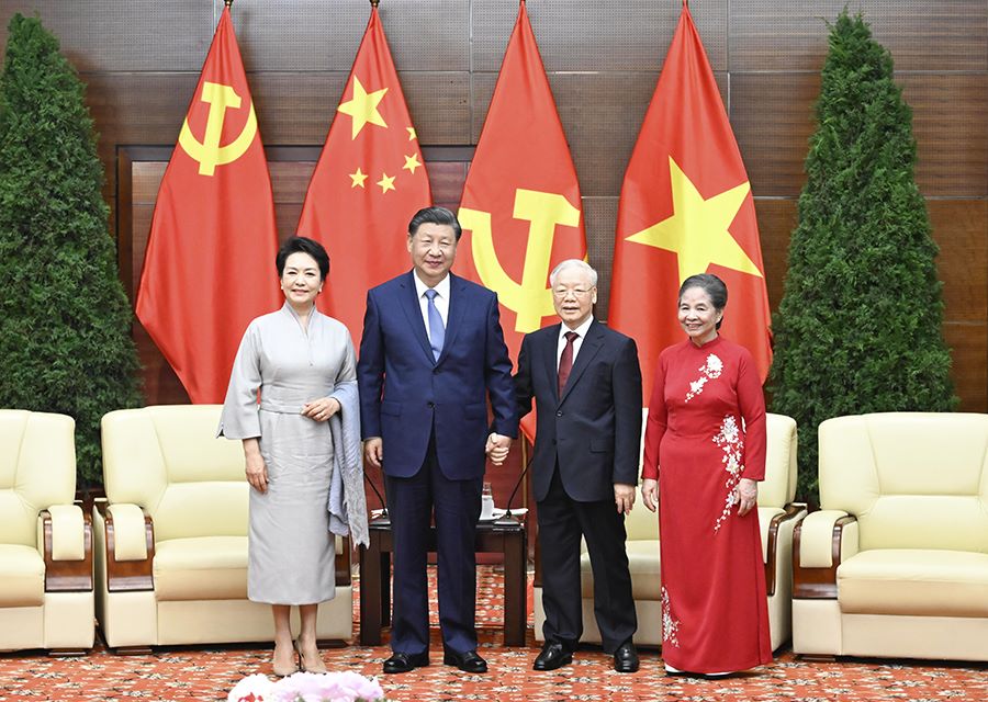 Xi Jinping e moglie salutano la coppia di Nguyen Phu Trong e consorte