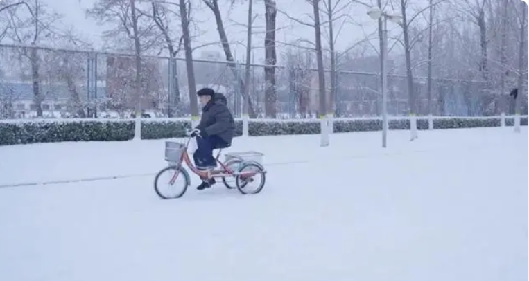 Ge Changchun che su un triciclo si dirige verso il laboratorio. (11 dicembre 2023  - Account ufficiale WeChat del Beijing Daily)
