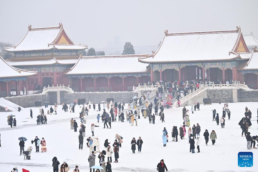 Turisti visitano il Museo del Palazzo di Beijing sotto la neve. (13 dicembre 2023 - Foto/Xinhua)