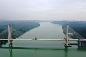 Cantiere del grande ponte Xijin Yujiang sull'autostrada Shanglin-Hengzhou